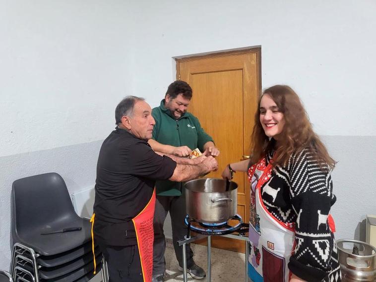 Un curso para que los hombres aprendan a cocinar en Tordillos