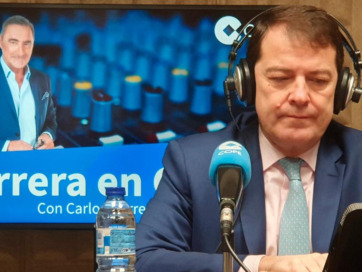 Alfonso Fernández Mañueco, durante la entrevista con Carlos Herrera.