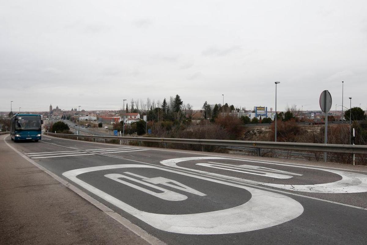 Rotonda del E.Leclerc y al fondo el perfil de la ciudad de Salamanca.