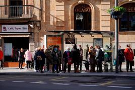 Gente esperando en una de las paradas ubicadas en la Gran Vía de Salamanca.