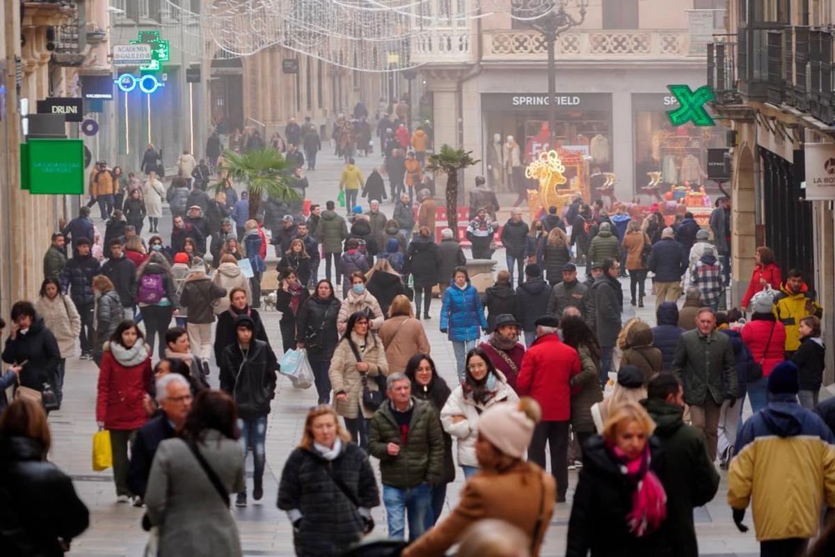 Ciudadanos paseando por la calle Toro.