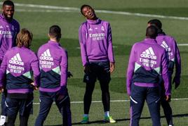 Vinicius entrena con sus compañeros del Real Madrid