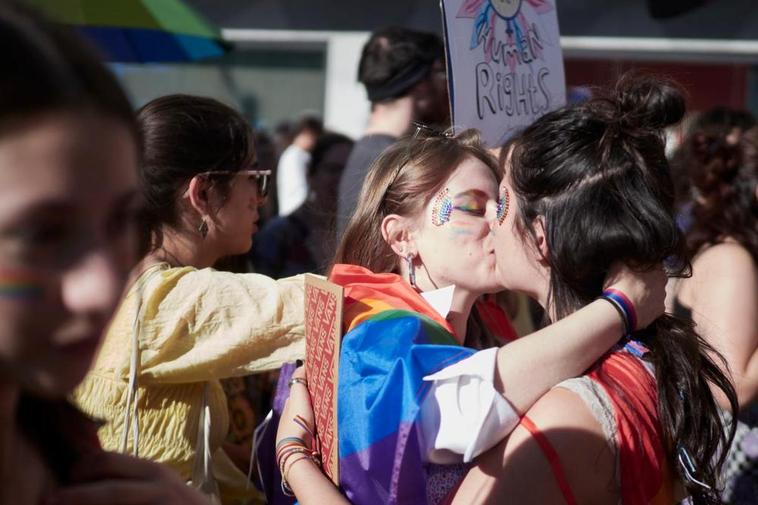 Dos personas se besan durante una manifestación por el Orgullo LGTBI.