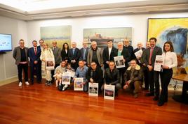 Foro grupal con los ganadores del concurso Salamanca Zoom junto a los patrocinadores en la entrega de premios.