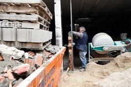 Un trabajador del sector de la construcción, en una obra de Salamanca