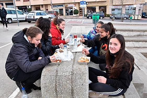 Un grupo de jóvenes en la última degustación de las chichas con huevos fritos  de Las Candelas.