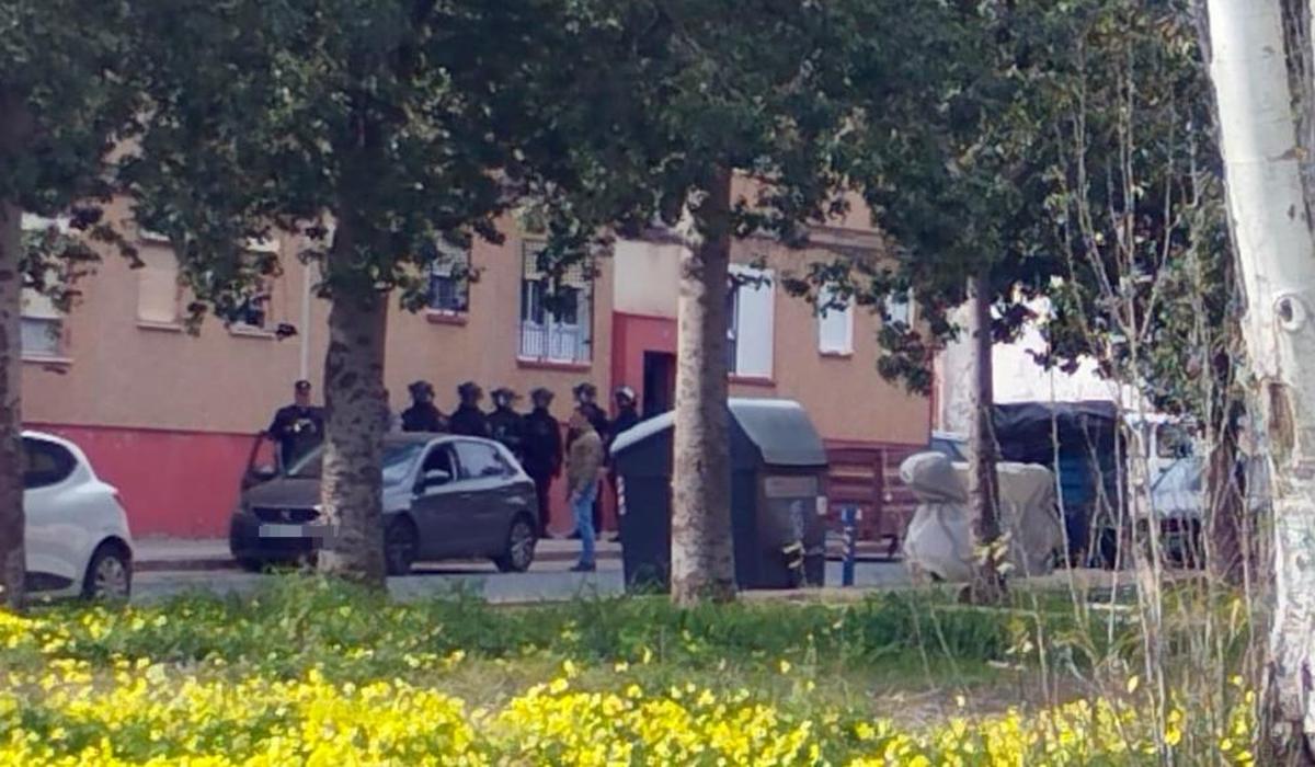 Agentes de la Policía Nacional de Huelva en la puerta de la casa donde se atrincheró un hombre