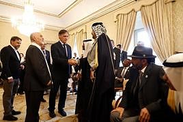 El alcalde, Carlos García Carbayo, saluda a uno de los jeques