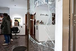 Los ladrones rompieron con piedras la cristalera de entrada