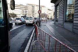 La valla dañada en Gran Vía