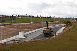 Obras de la zona industrial de Peña Alta, junto a la que se construirá el Puerto Seco, cuya contrato de ejecución ha tenido que licitarse por segunda vez.