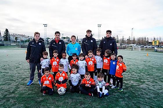 La imagen de los equipos del Salamanca UDS y el Unionistas posando juntos.