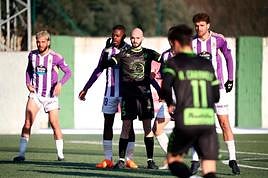 Aizpiri trata de defender una jugada del Valladolid Promesas.