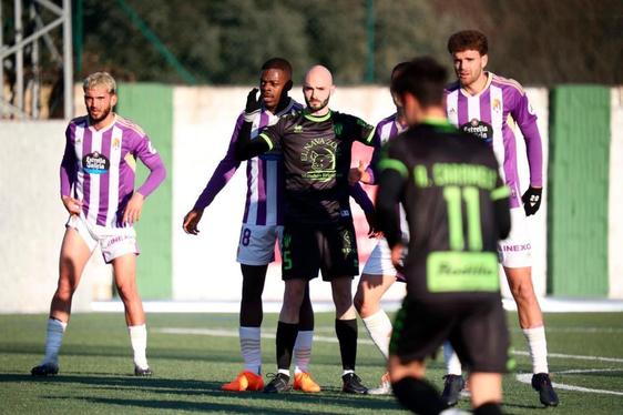 Aizpiri trata de defender una jugada del Valladolid Promesas.