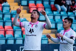 Marco Tulio celebra el gol que marcó en el derbi provincial salmantino.