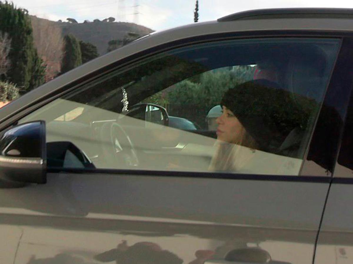 Shakira, esquivando a la prensa en su coche.