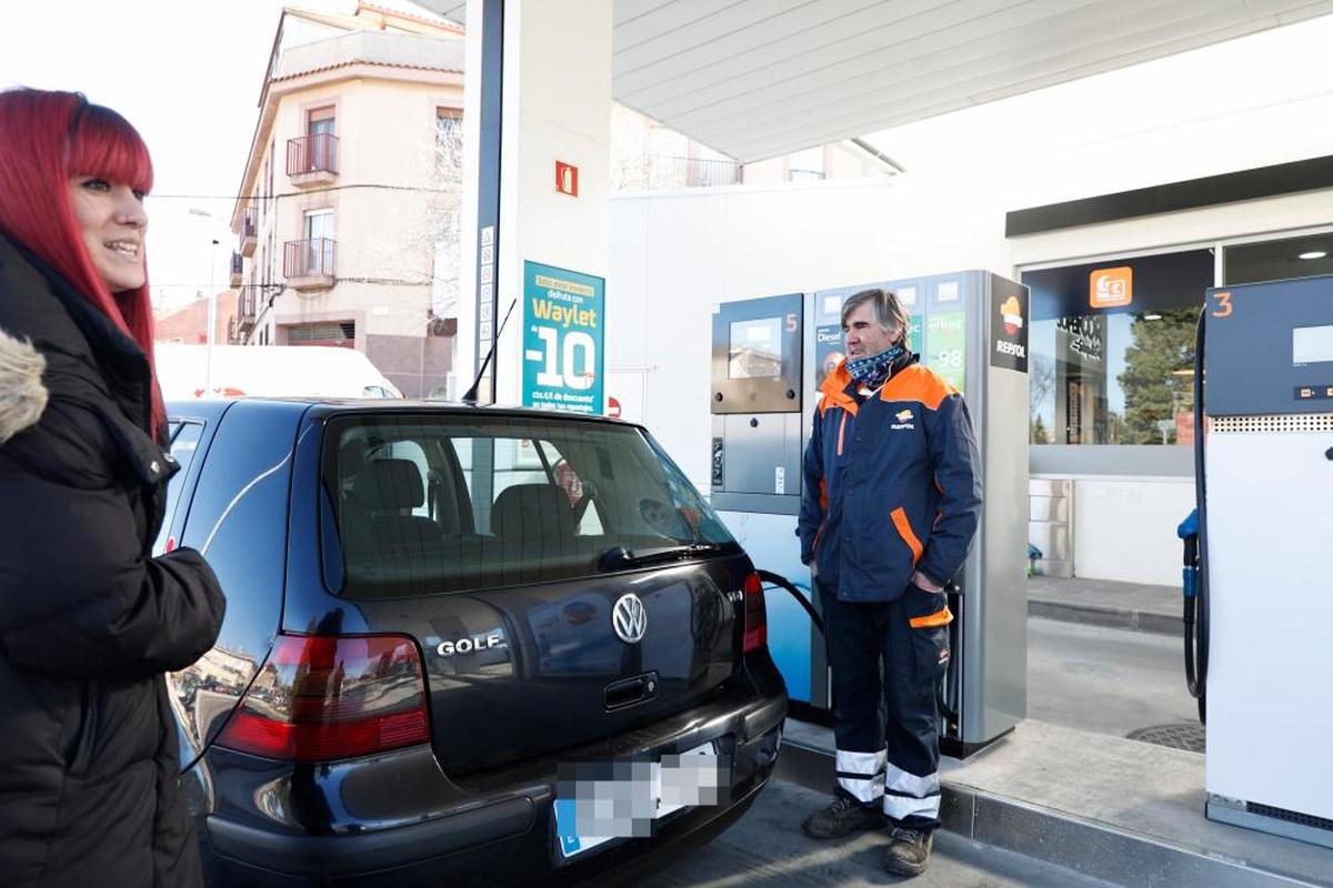 Repostaje ayer por la mañana en una gasolinera salmantina.