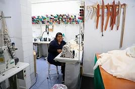La modista Alicia Arispe en su taller de costura.