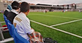 Jugadores infantiles del CD Ribert viendo un partido desde el banquillo esta pasada jornada.