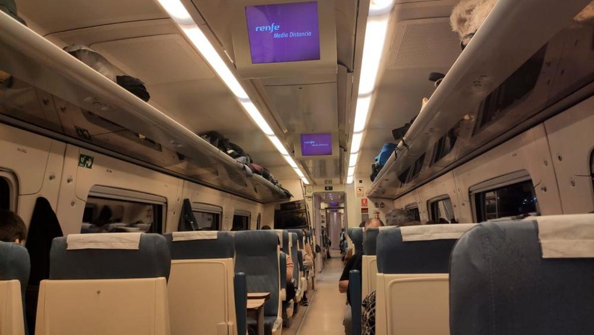 El interior del tren donde han sido reubicados los pasajeros.