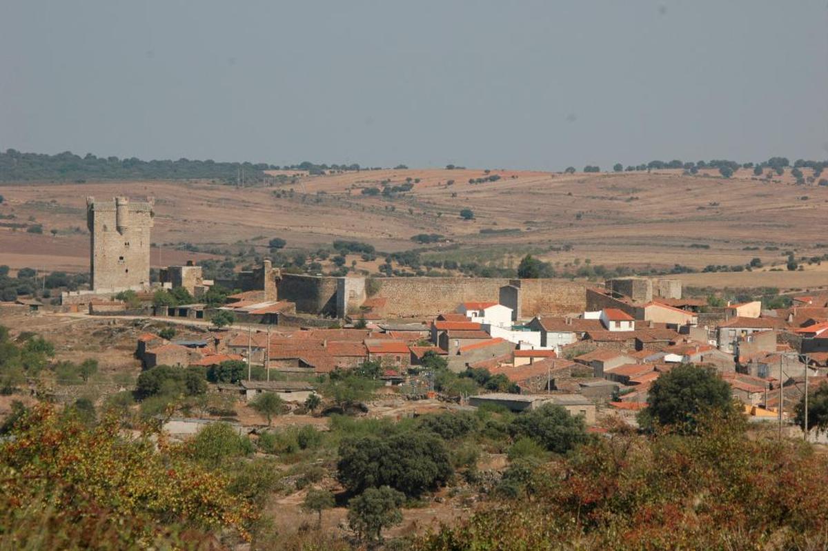 La torre del Castillo de San Felices de los Gallegos destaca sobre el resto de edificaciones del pueblo.