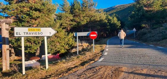 Una señal de prohibido alerta a los conductores que intentan subir a la segunda plataforma.