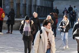 Abrigos y bufandas desde primera hora de la mañana para combatir el frío en las calles del centro de la ciudad. ALMEIDA