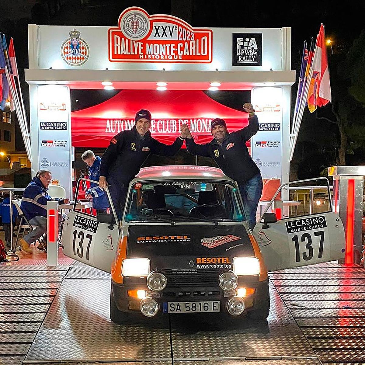 Los pilotos del equipo salmantino Resotel Ernesto Hernández y Fernando Zapatero en la llegada.