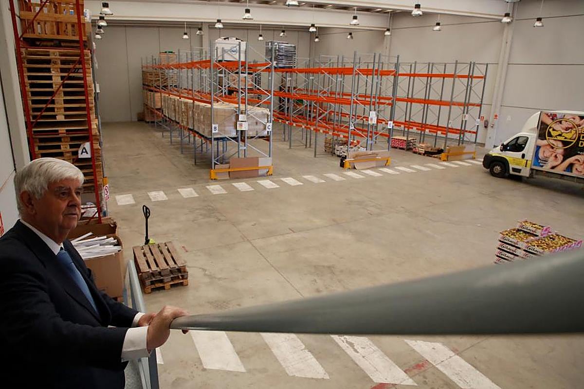Godofredo García, ante las estanterías vacías del Banco de Alimentos. ALMEIDA