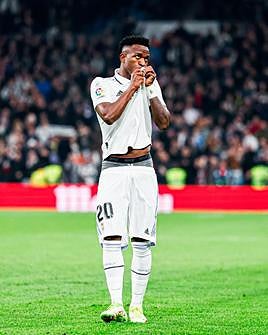 Vinicius celebra su tanto.