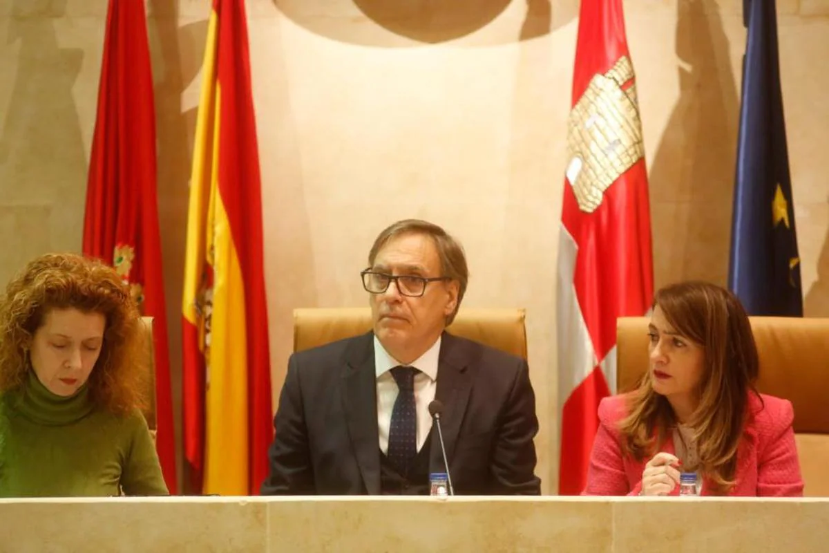 Carlos García Carbayo junto a Ana Suárez y María Victoria Bermejo.