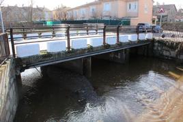 El puente de la Carrera de Aldeatejada, reparado para permitir el paso de vehículos