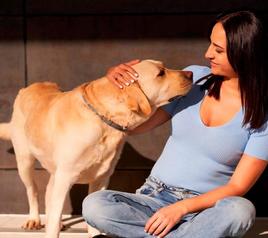 La salmantina Sheila Casmar, junto a su perro.