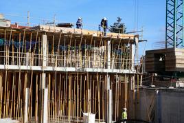 Trabajadores de la construcción en las obras de un edificio. ALMEIDA