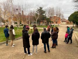 Un grupo de participantes en la ruta natural de Miranda de Azán” junto al guía que explicó el trazado y sus recursos