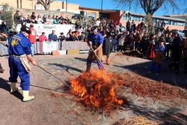 Momento del chamuscado del cerdo tras el primer sacrificio de l as XXXVII jornadas.