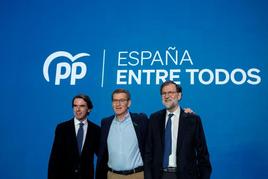 Aznar, Feijóo y Rajoy posan juntos en Valencia.