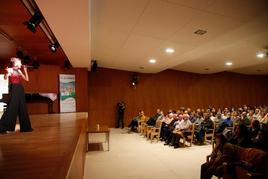 Asistentes a la gala celebrada ayer a favor de las familias con enfermos de Alzheimer. ALMEIDA