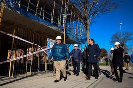 El alcalde durante la visita a las obras del nuevo Centro Municipal de Mayores de Chamberí.