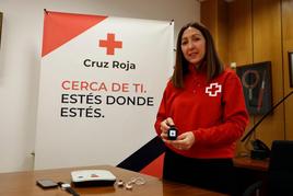 Sonia Hernández, técnico del servicio de teleasistencia de Cruz Roja Salamanca.