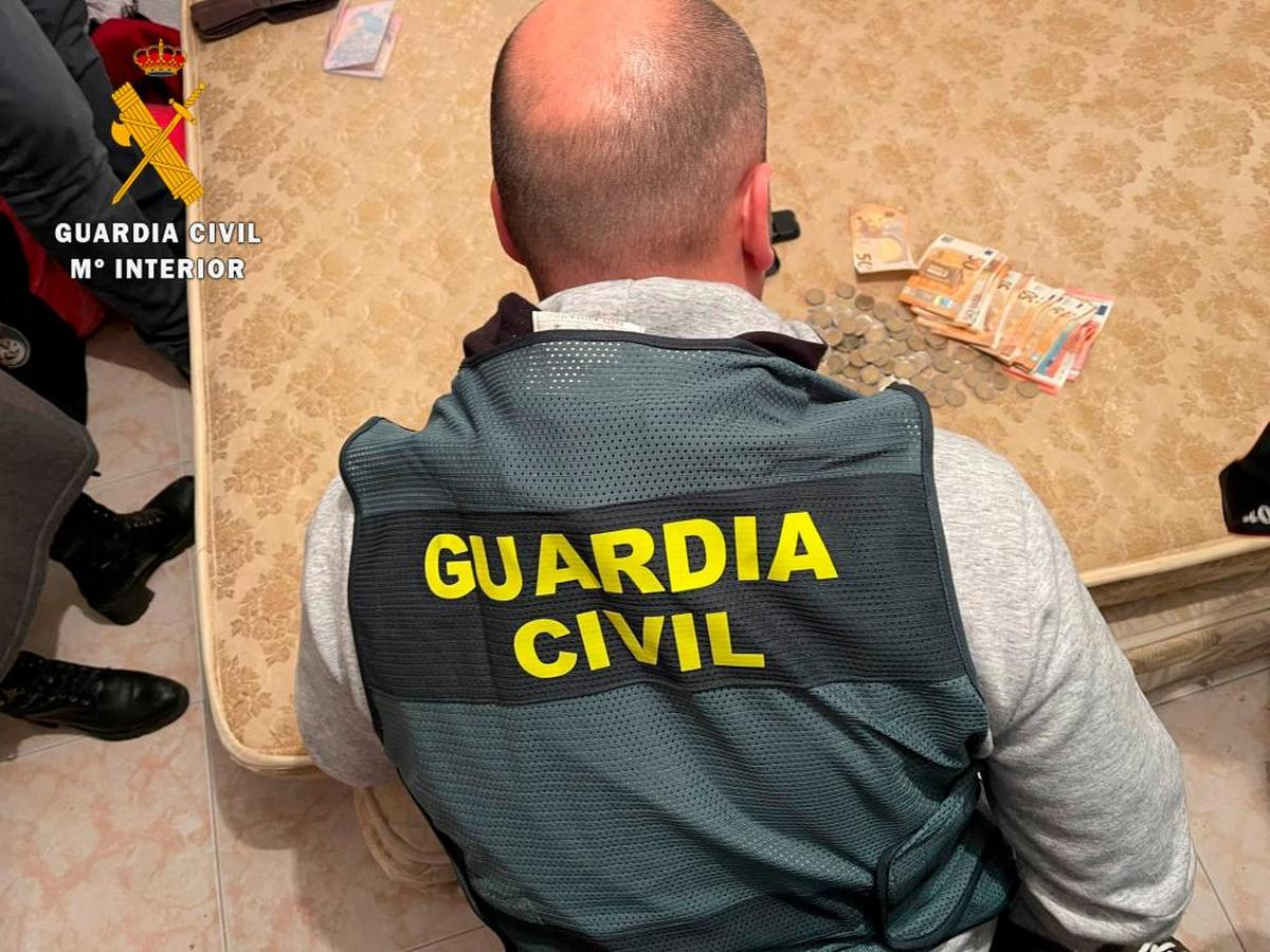 La Guardia Civil durante la operación