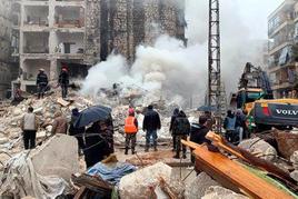 Daños materiales tras el derrumbe de un edificio en la ciudad siria de Alepo.