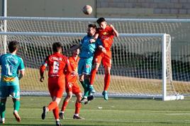 Una imagen del partido entre el Santa Marta y el Atlético Astorga