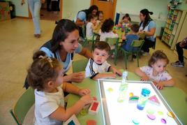 Una maestra con niños de un aula de primer ciclo de Educación Infantil. ARCHIVO