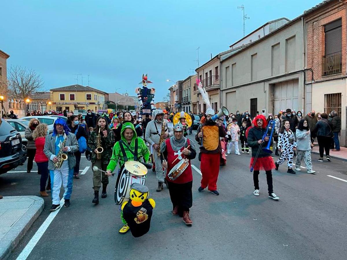 Desfile del martes de Carnaval de otro año por las calles de Peñaranda de Bracamonte. J.H.