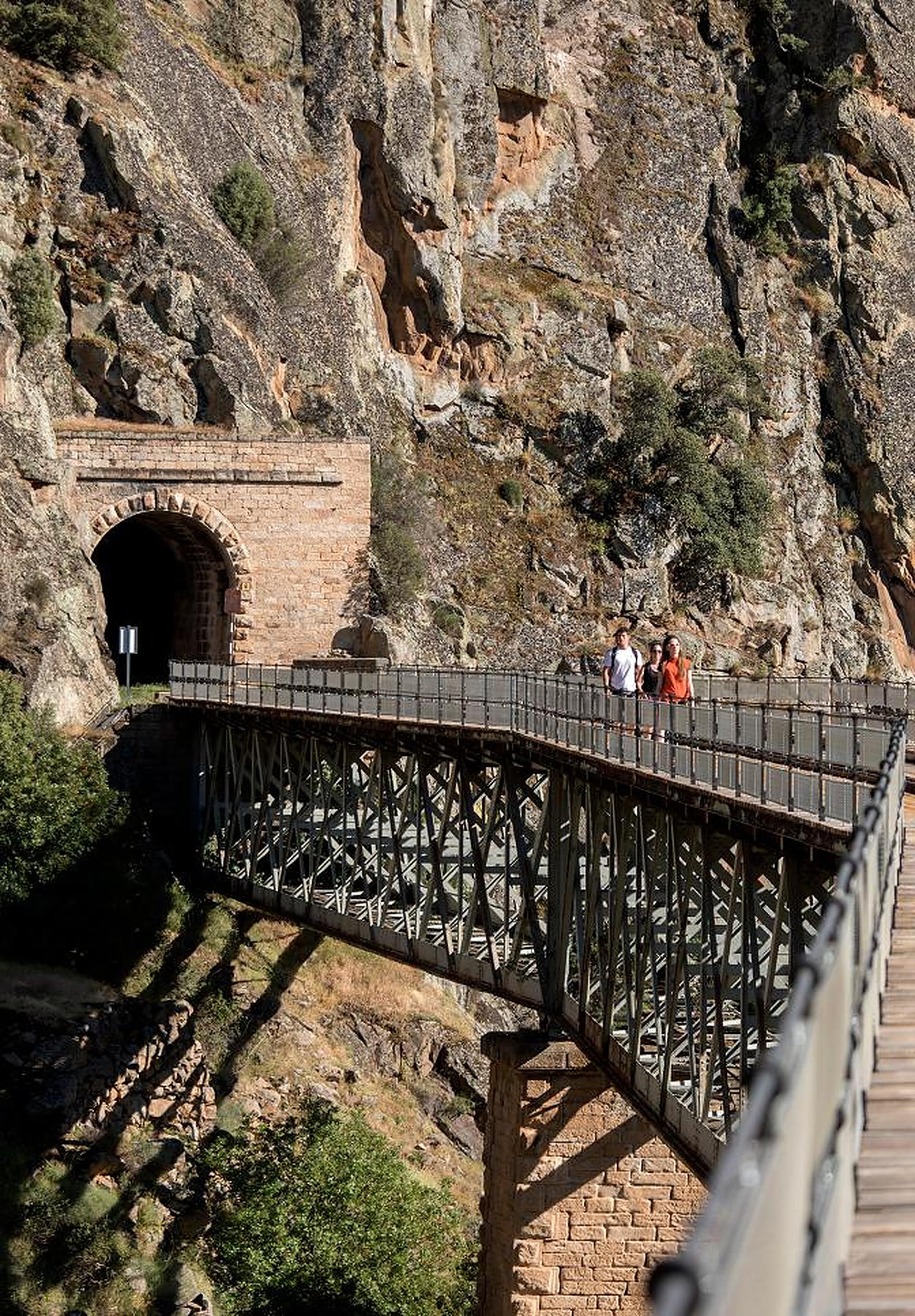 la-espectacular-carrera-entre-t-neles-y-puentes-en-un-paisaje-id-lico