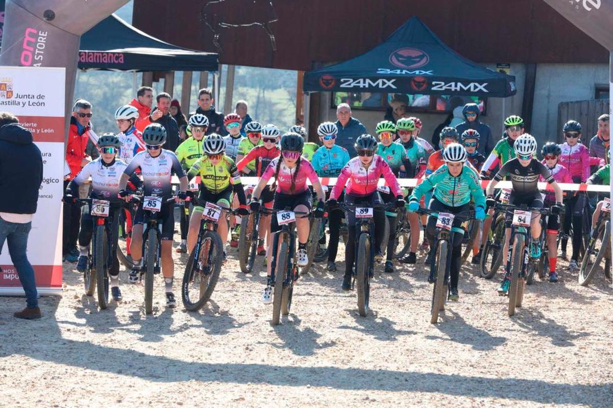 Pistoletazo de salida a la prueba infantil de BTT celebrada en el yacimiento de Siega Verde