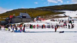 Imagen de los cañones de nieve encendidos en La Covatilla