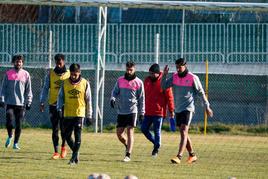 Los jugadores del Salamanca abandonan un entrenamiento en el anexo, donde rematarán esta semana, cabizbajo