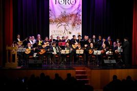 La Rondalla “Tres Columnas” durante la presentación anoche de las coplas del Carnaval del Toro